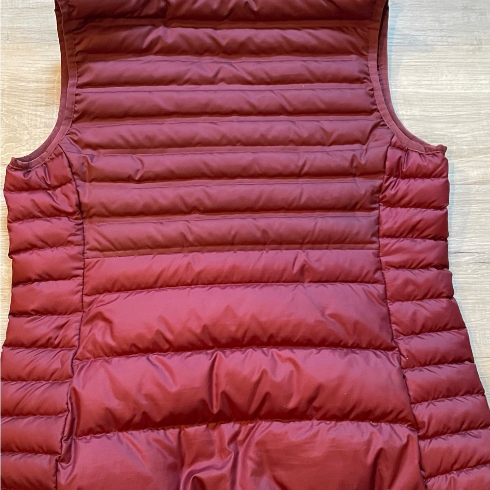 Columbia Women's McKay Lake Down Puffer Vest in a maroon M - Picture 5 of 5